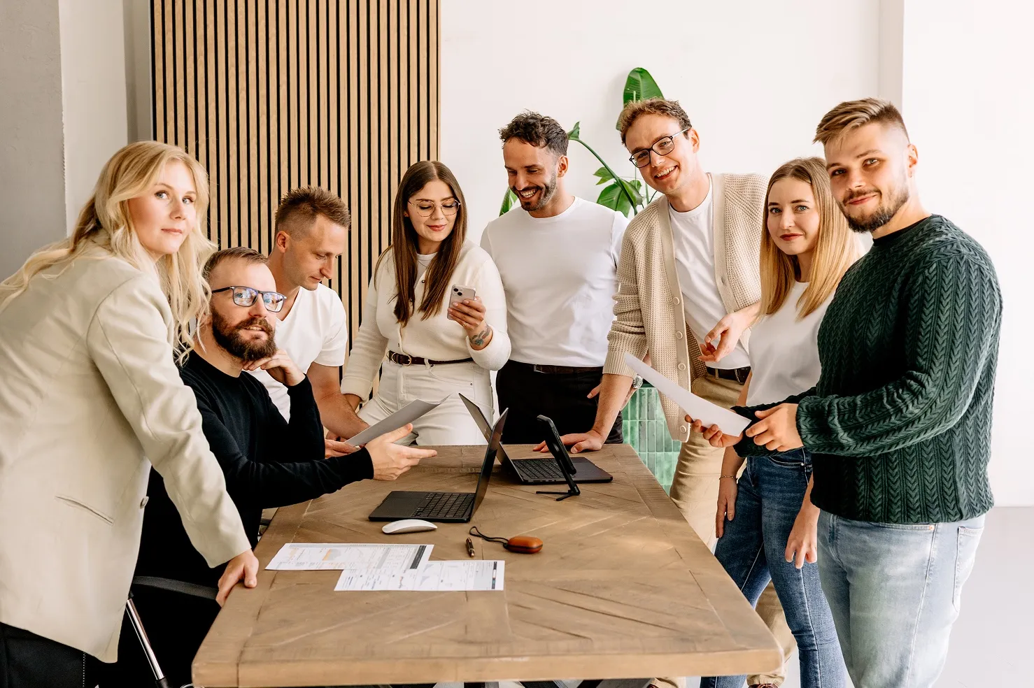 Zespół agencji Rise360 podczas wspólnej pracy nad strategią